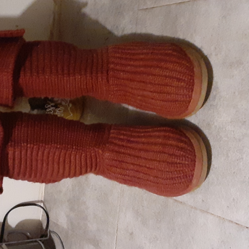 UGG size 9 - Picture 4 of 5